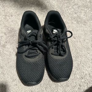 Black 7.5 Women’s Nikes for running
